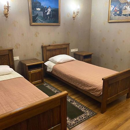 Hotel Fortetsya Hetmana Гатне Екстер'єр фото