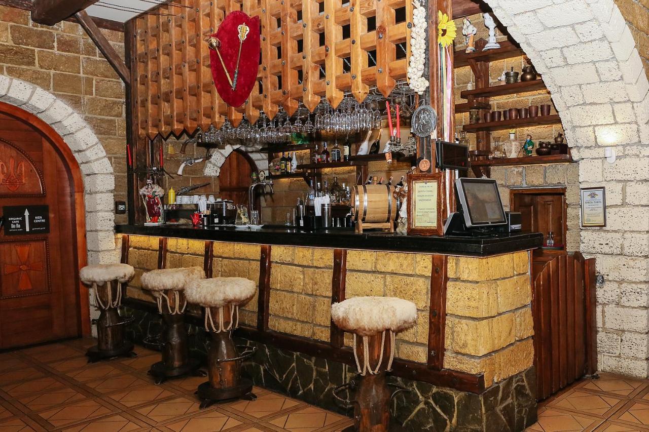 Hotel Fortetsya Hetmana Гатне Екстер'єр фото