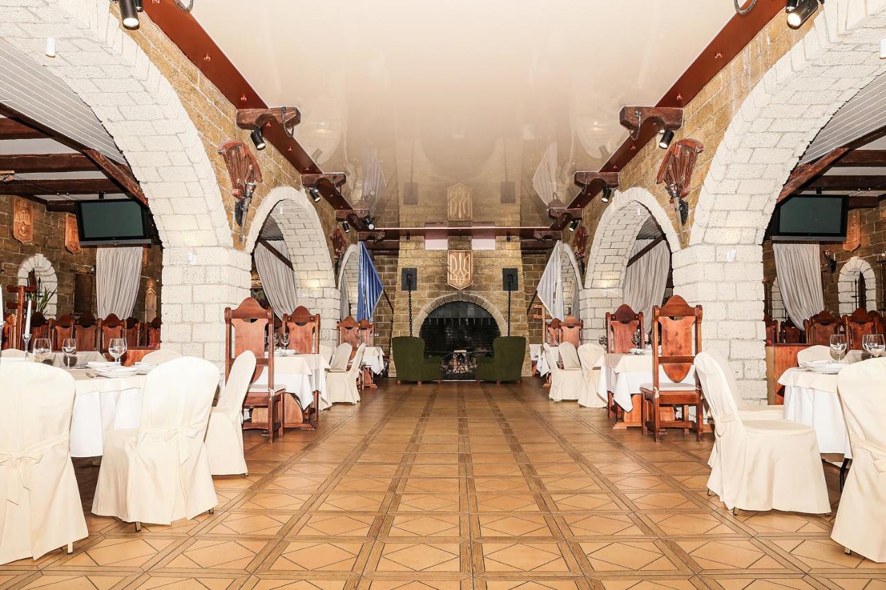 Hotel Fortetsya Hetmana Гатне Екстер'єр фото