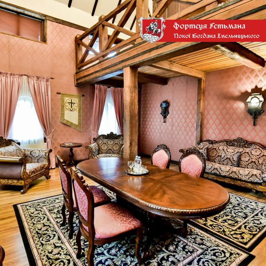 Hotel Fortetsya Hetmana Гатне Екстер'єр фото