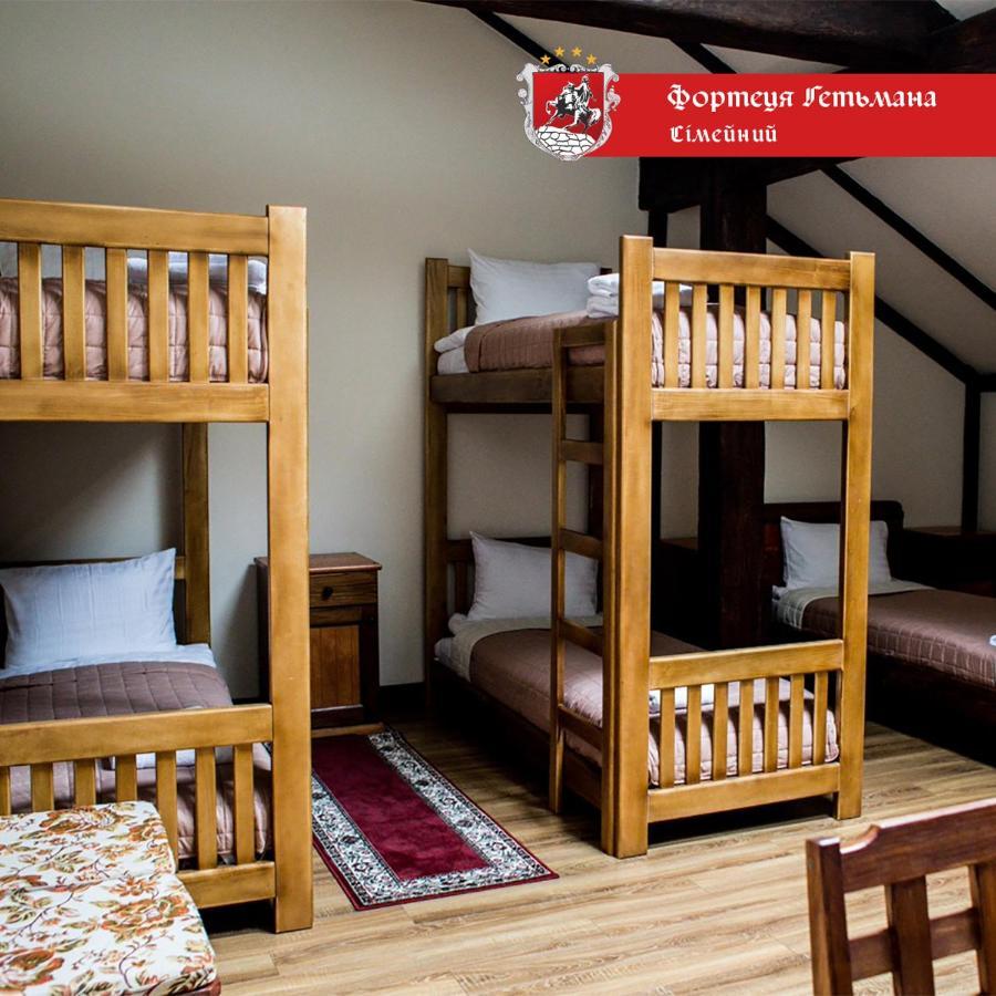 Hotel Fortetsya Hetmana Гатне Екстер'єр фото