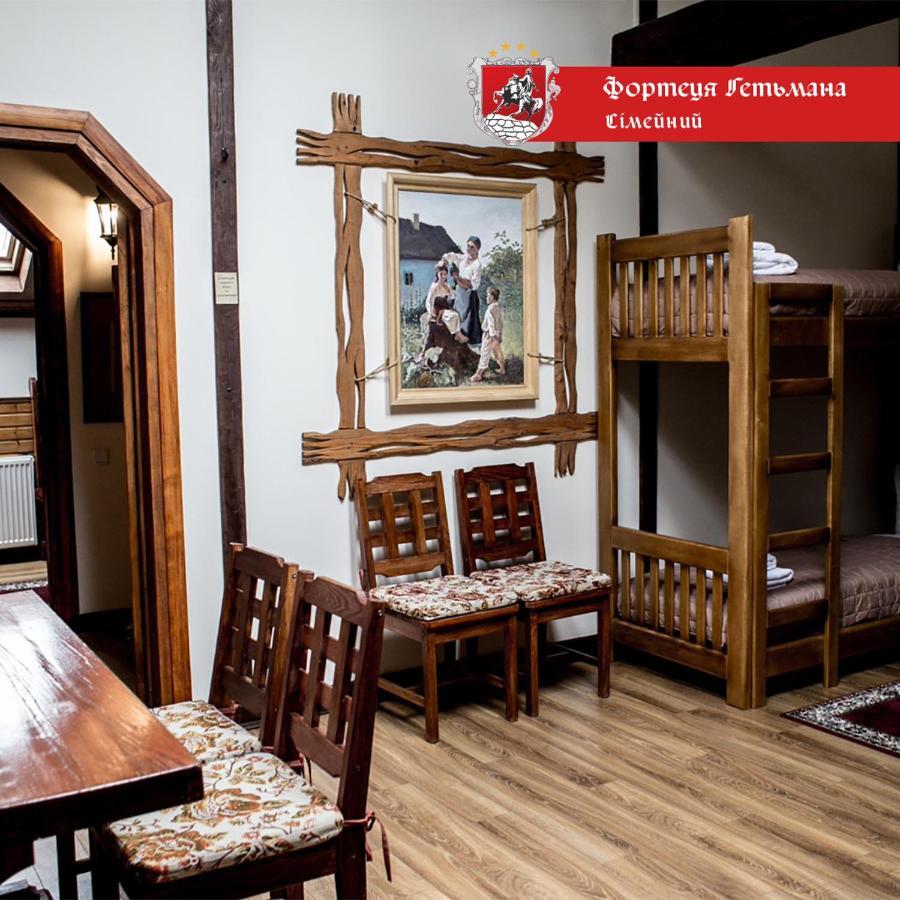 Hotel Fortetsya Hetmana Гатне Екстер'єр фото