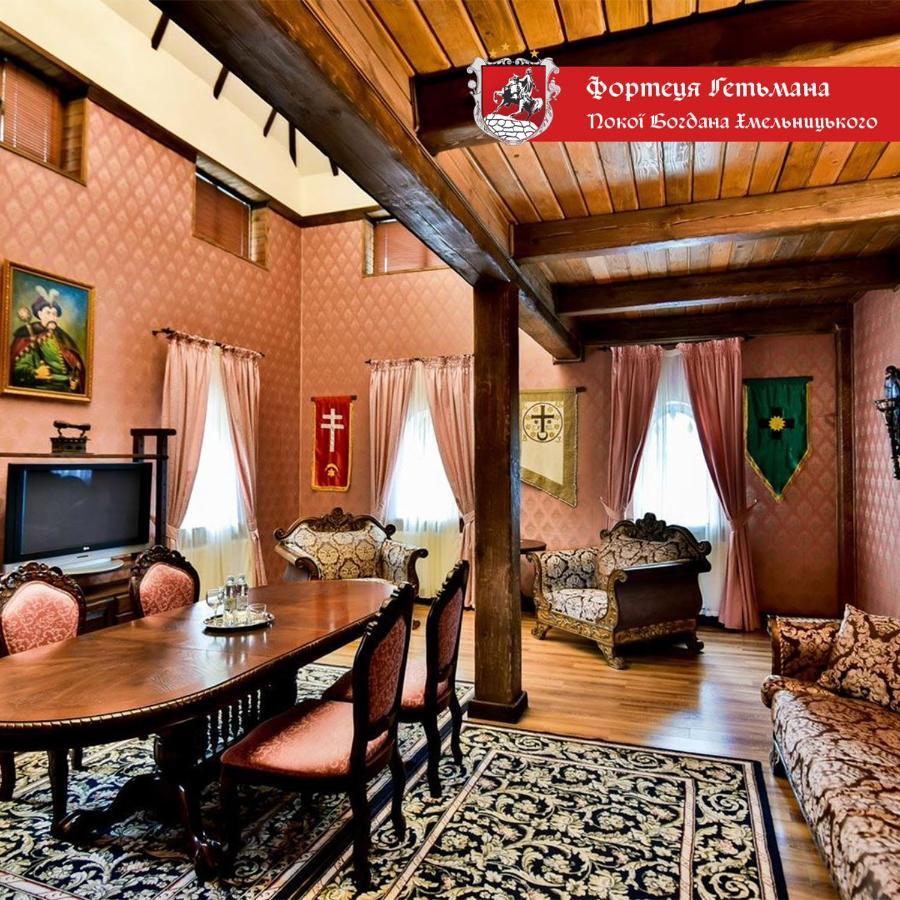 Hotel Fortetsya Hetmana Гатне Екстер'єр фото
