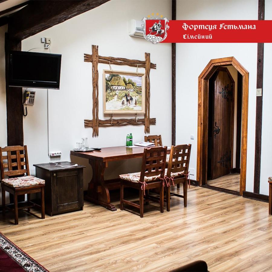 Hotel Fortetsya Hetmana Гатне Екстер'єр фото