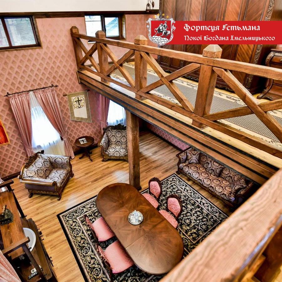 Hotel Fortetsya Hetmana Гатне Екстер'єр фото