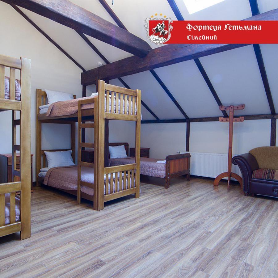 Hotel Fortetsya Hetmana Гатне Екстер'єр фото