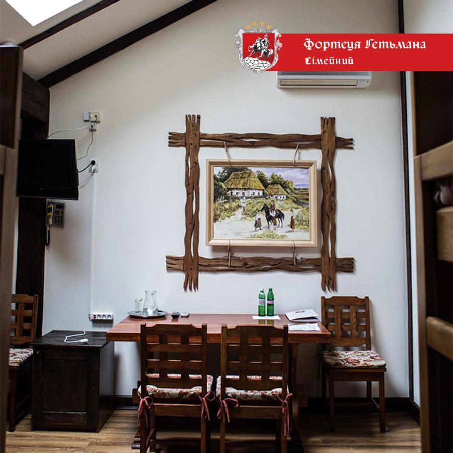 Hotel Fortetsya Hetmana Гатне Екстер'єр фото