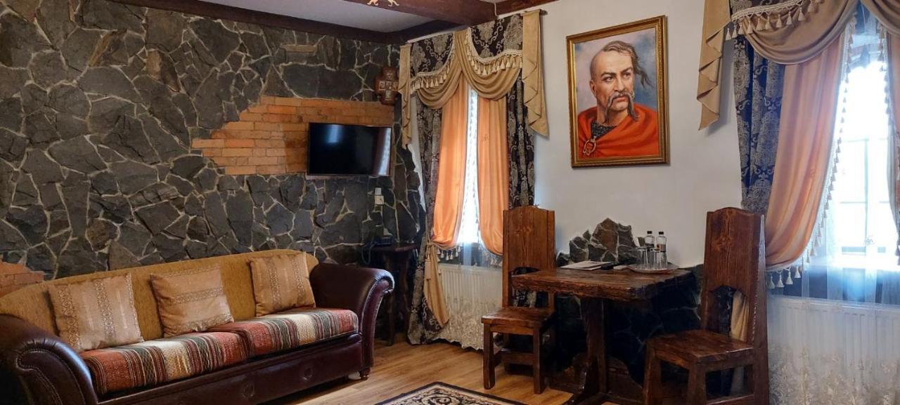 Hotel Fortetsya Hetmana Гатне Екстер'єр фото