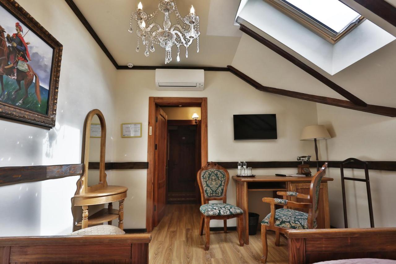 Hotel Fortetsya Hetmana Гатне Екстер'єр фото