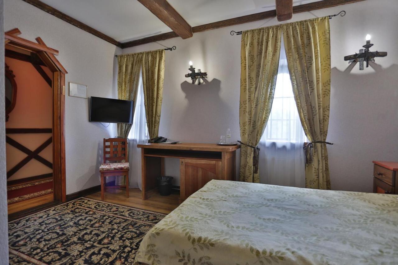Hotel Fortetsya Hetmana Гатне Екстер'єр фото