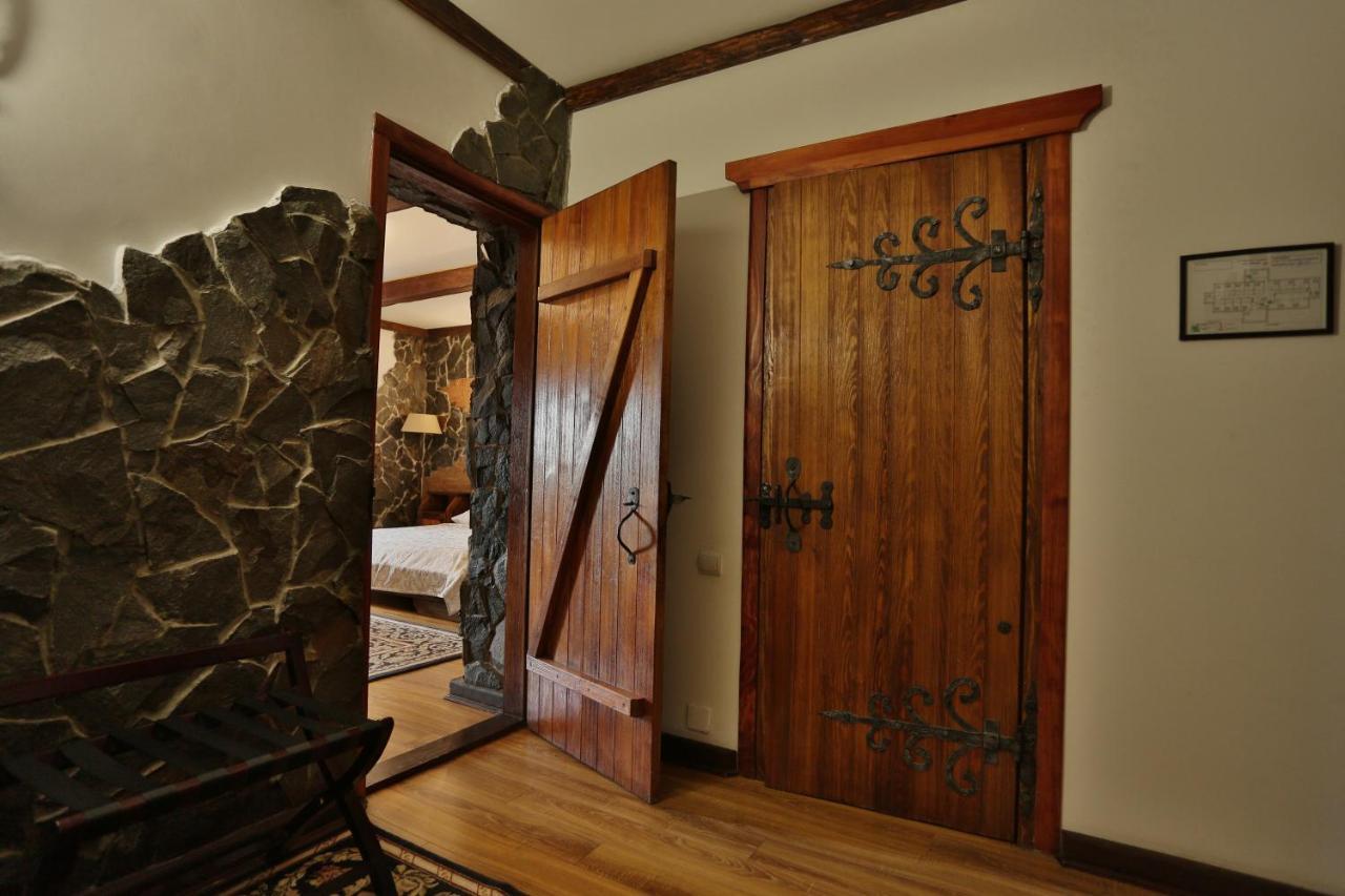 Hotel Fortetsya Hetmana Гатне Екстер'єр фото