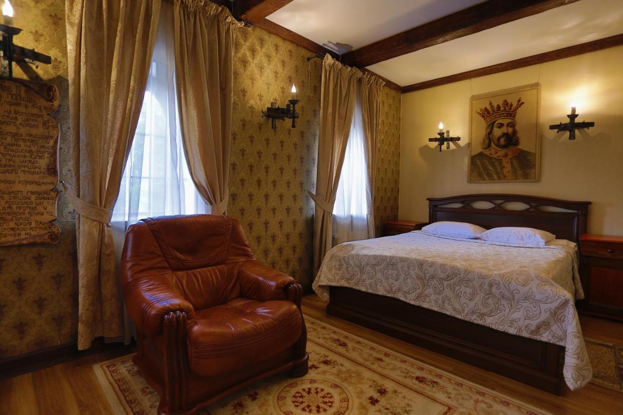 Hotel Fortetsya Hetmana Гатне Екстер'єр фото