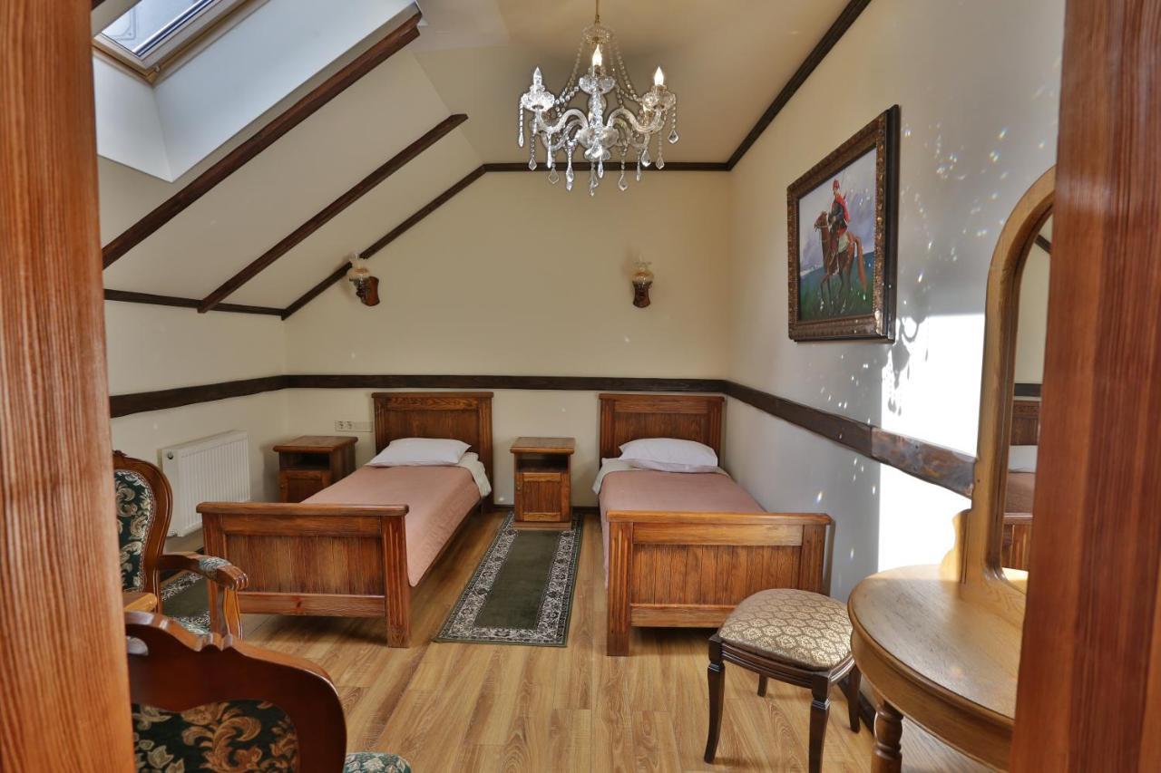 Hotel Fortetsya Hetmana Гатне Екстер'єр фото