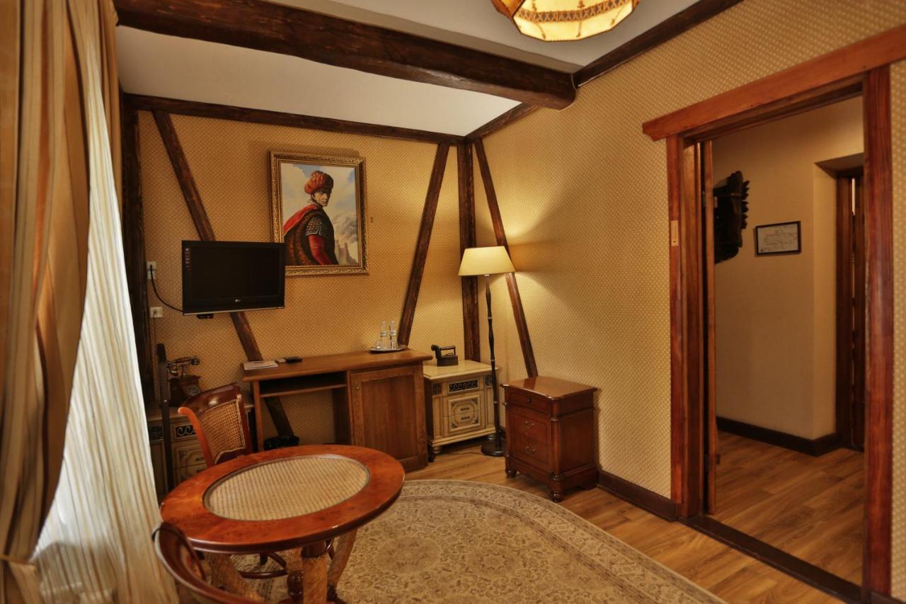 Hotel Fortetsya Hetmana Гатне Екстер'єр фото