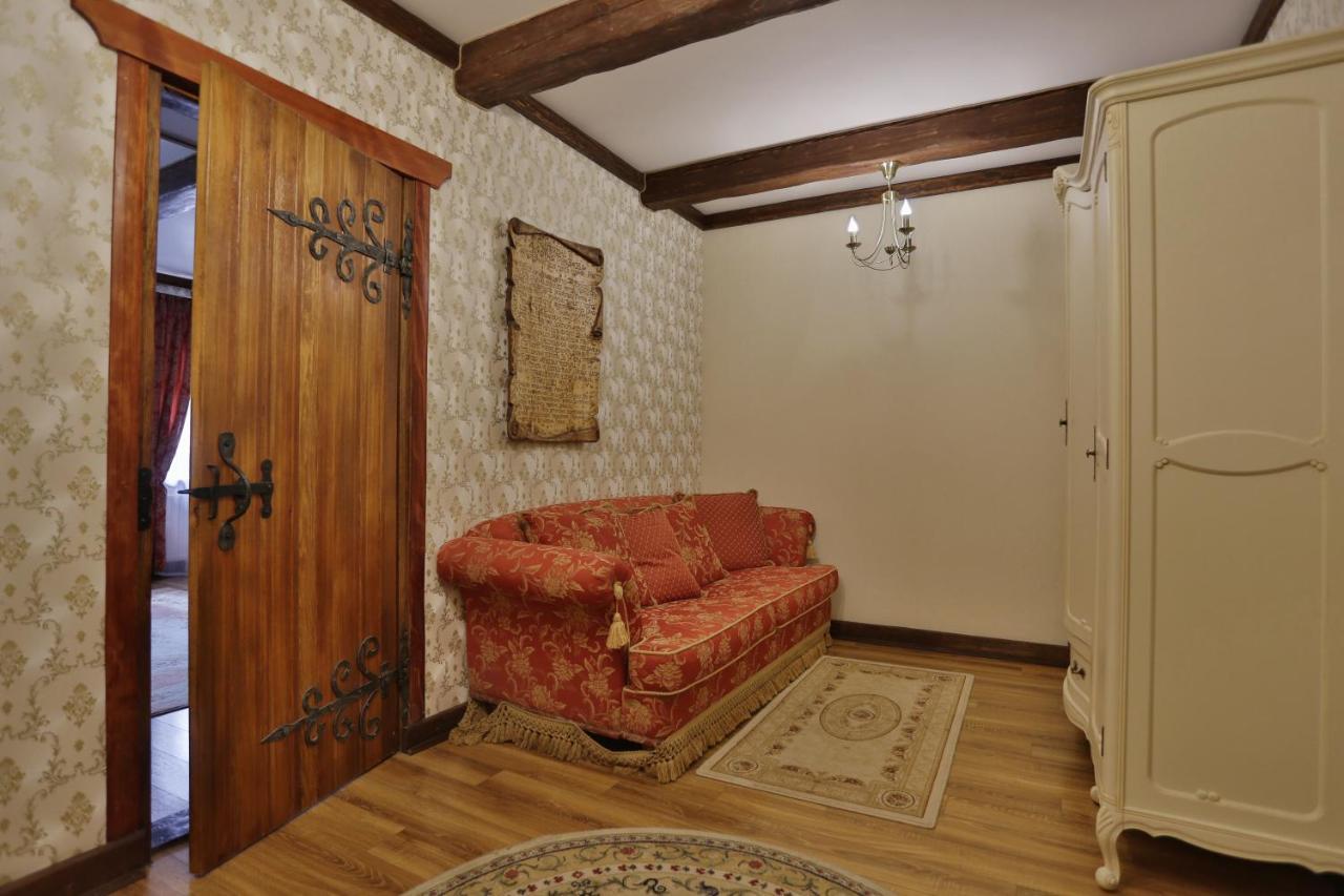 Hotel Fortetsya Hetmana Гатне Екстер'єр фото