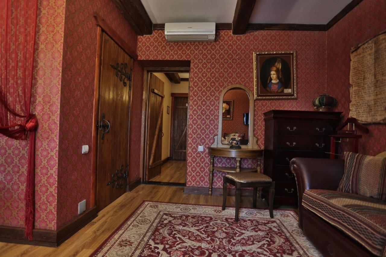 Hotel Fortetsya Hetmana Гатне Екстер'єр фото