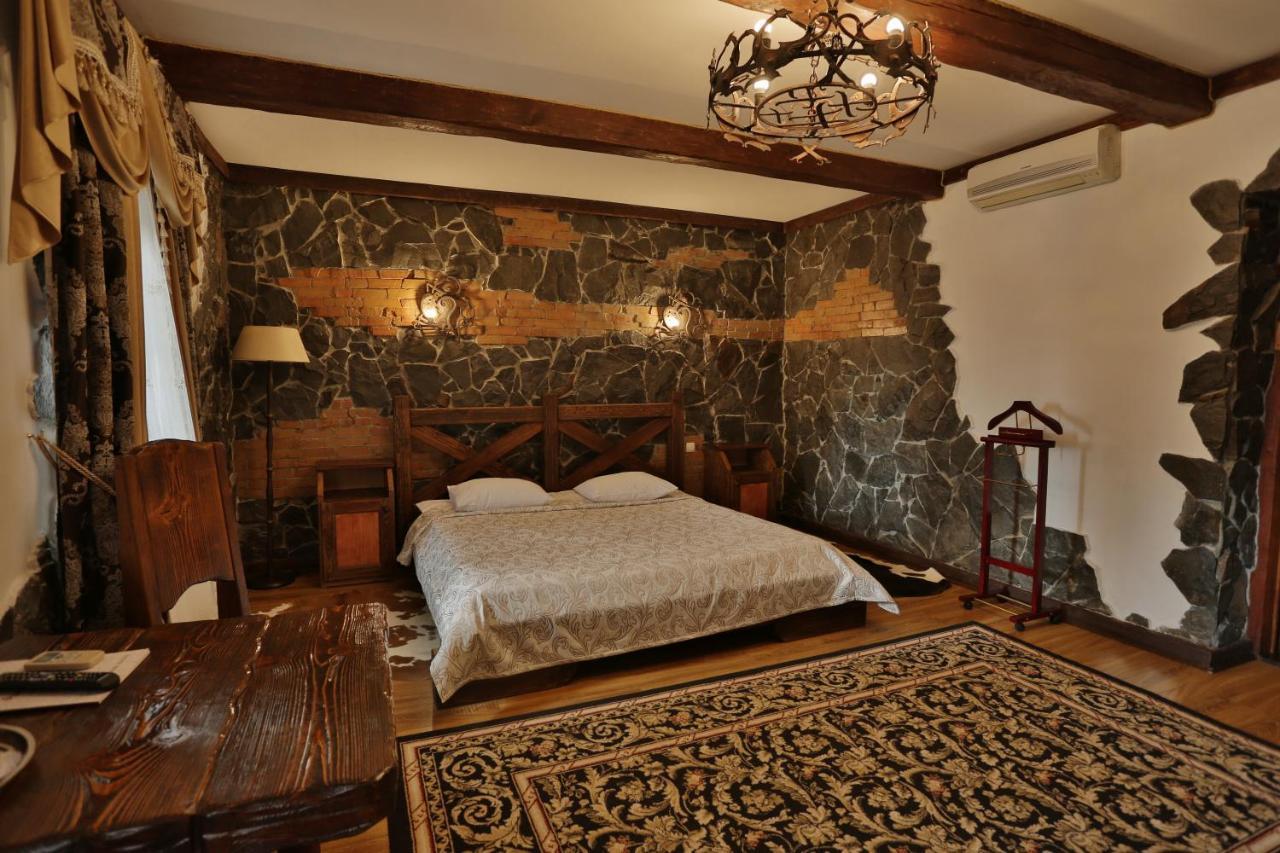 Hotel Fortetsya Hetmana Гатне Екстер'єр фото